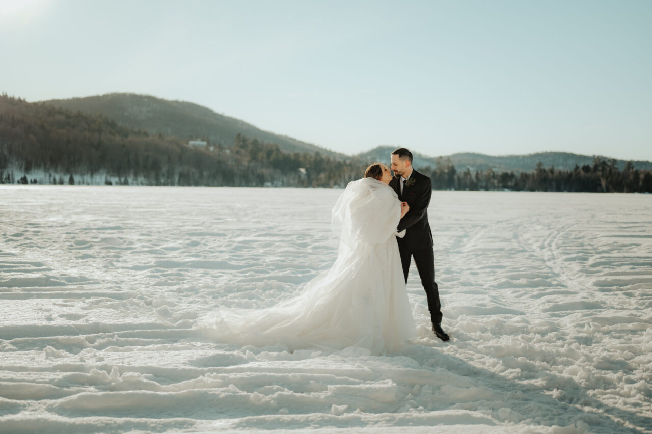 Couple de mariés en hiver en Estrie - Deux Myriam Photographes