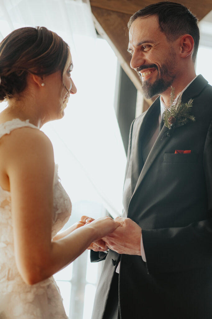 Émotions pendant la cérémonie de mariage en hiver