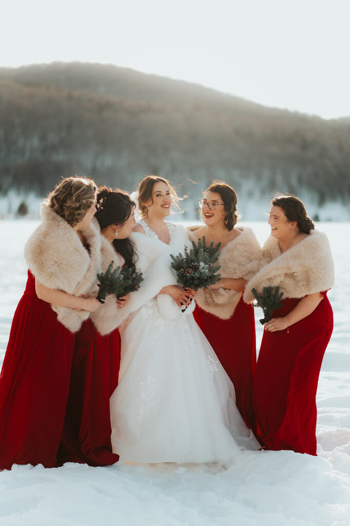 La mariée et son cortège devant l'Auberge du Lac des Sables