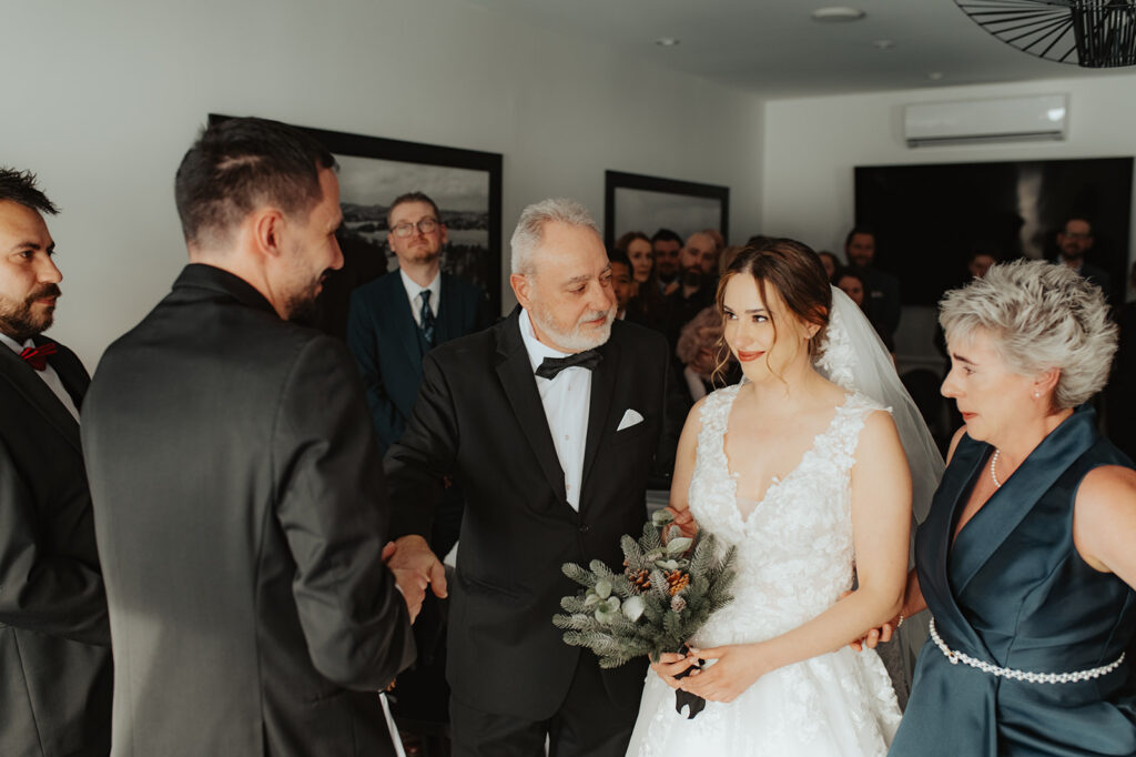 Les parents de la mariée qui l'accompagnent à l'autel